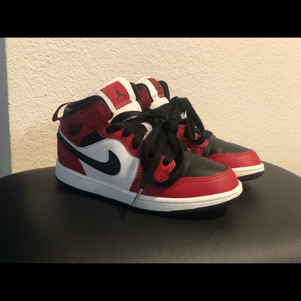 Air Jordan 1 Chicago Black Toe Youth